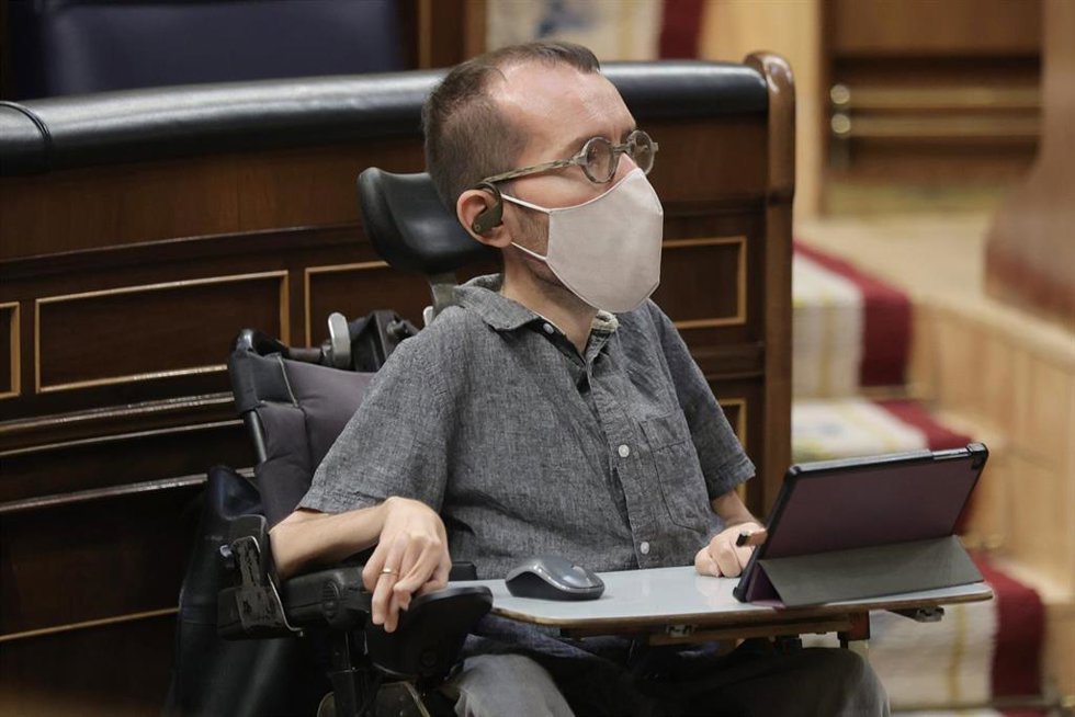 El portavoz de Unidas Podemos en el Congreso, Pablo Echenique, durante una sesión plenaria en el Congreso de los Diputados, a 28 de septiembre de 2021, en Madrid, (España). 
