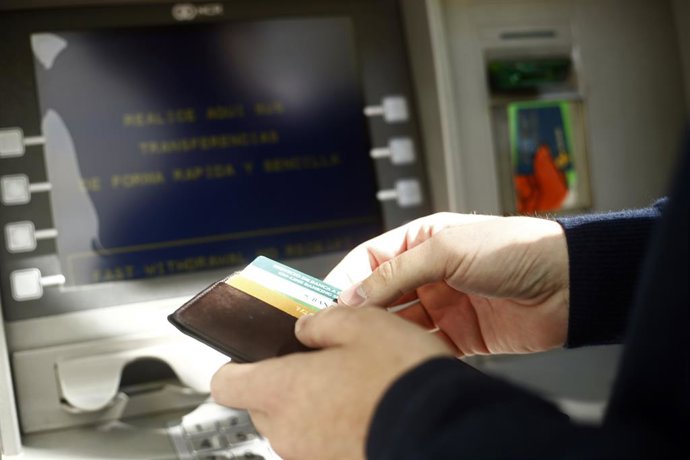 Archivo - banco, bancos, entidades financieras, comisión, comisiones, cajero, consumo, consumir, cajeros, sacar dinero, sacando dinero