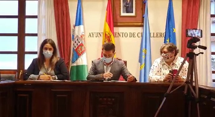 El Alcalde de Cudilero, Carlos Valle, en el centro