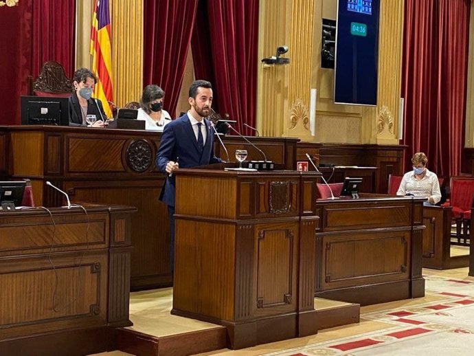 El portavoz del grupo Ciudadanos del Consell de Ibiza, Javier Torres, en la sesión de la Comisión General de Consells Insulars, celebrada en el Parlament.