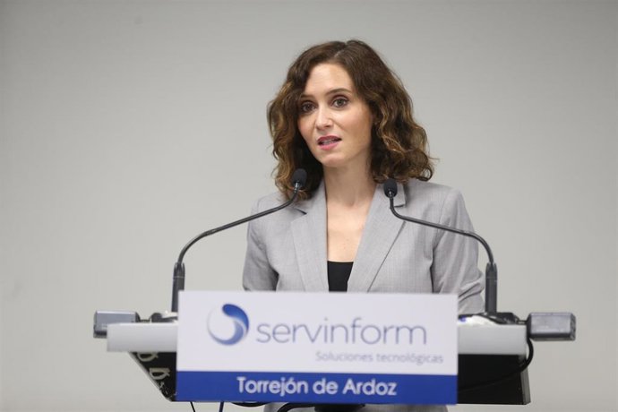 La presidenta de la Comunidad de Madrid, Isabel Díaz Ayuso, interviene durante una visita a la sede de Servinform