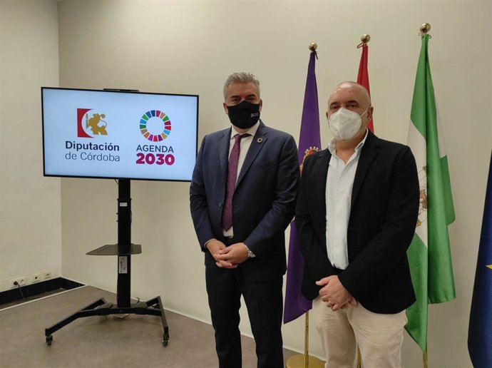 El delegado de Programas Europeos y Administración Electrónica de la Diputación, Víctor Montoro (izda.), y el presidente de Comercio Córdoba, Rafael Bados, en rueda de prensa.