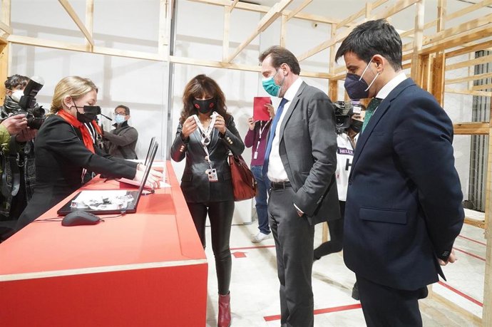 El alcalde de Valladolid, Óscar Puente, y la concejal de Cultura, Ana Redondo, recogen sus acreditaciones de Seminci.