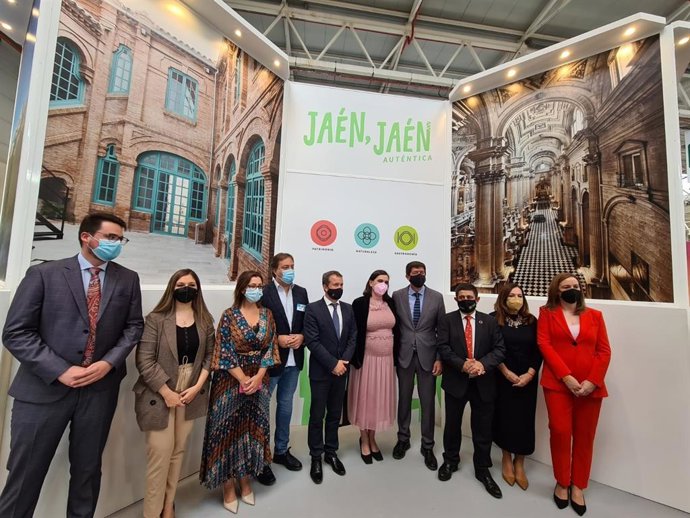 Visita al expositor de la ciudad de Jaén en Tierra Adentro.