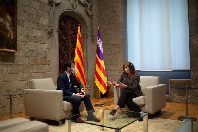 El president de la Generalitat, Pere Aragons (i), durant una trobada amb la presidenta de Balears, Francina Armengol (d), en el Palau de la Generalitat, a 22 d'octubre de 2021, a Barcelona, Catalunya (Espanya). Els presidents catal i balear es re