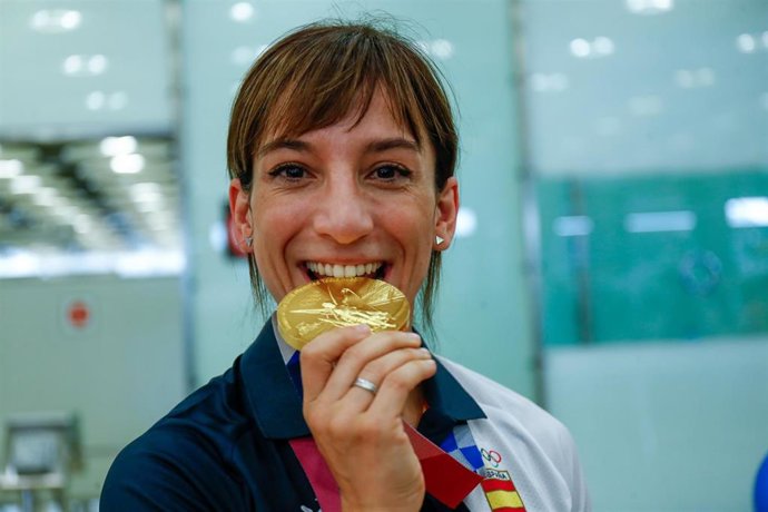 Archivo - Sandra Sánchez muerde su medalla de oro de kata de los Juegos Olímpicos de Tokio 