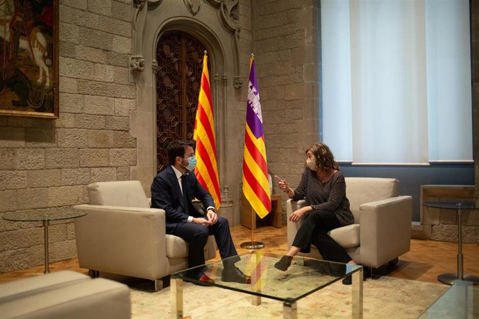 El presidente de la Generalitat, Pere Aragons (i), durante un encuentro con la presidenta de Baleares, Francina Armengol (d), en el Palau de la Generalitat, a 22 de octubre de 2021, en Barcelona, Catalunya (España). Los presidentes catalán y balear se 