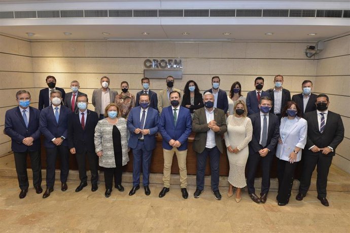 José María Albarracín rodeado de miembros de la Comisión Ejecutiva