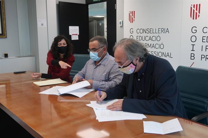 El conseller de Educación y Formación Profesional, Martí March, el alcalde de Sant Joan, Francesc Mestre, en la firma del convenio, acompañados de la directora general de Primera Infancia, Innovación y Comunidad Educativa, Amanda Fernández
