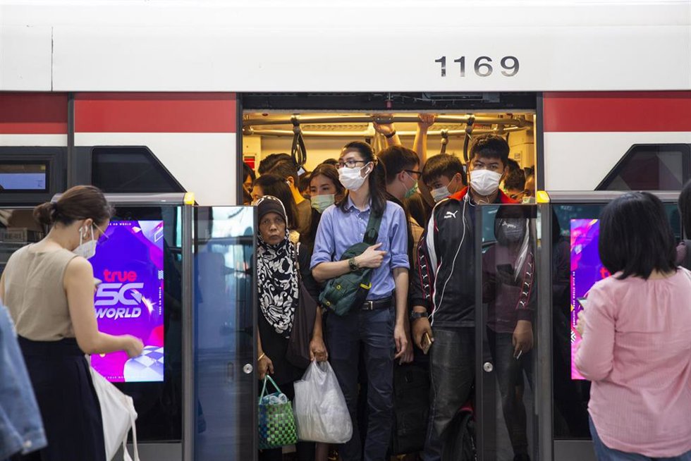 Archivo - Pasajeros en el transporte público de Bangkok 