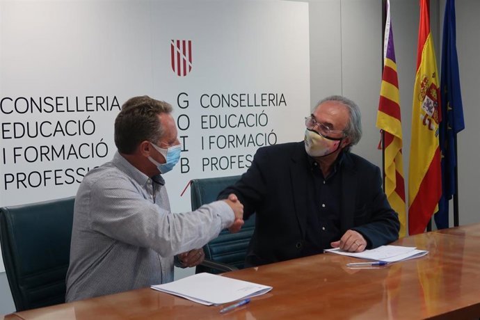 El conseller de Educación y Formación Profesional, Martí March, firma un convenio de colaboración con el alcalde de Fornalutx, Francesc Marroig.