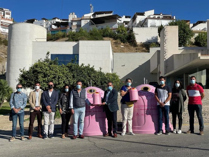 Álora se suma a la campaña 'Recicla vidrio por ellas' para luchar contra el cáncer de mama