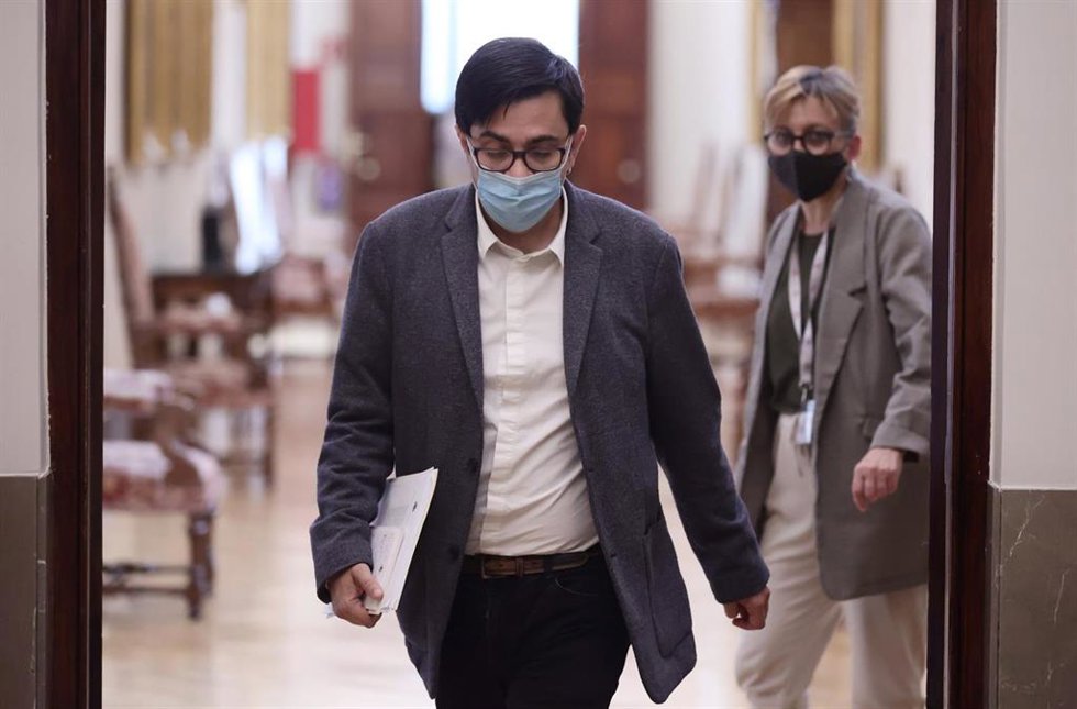 El diputado de Unidas Podemos Gerardo Pisarello, se dirige a una reunión con los miembros de la Mesa de la Cámara, en el Congreso de los Diputados, a 21 de octubre de 2021, en Madrid, (España).