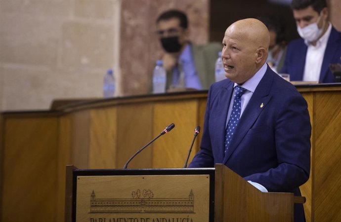 El consejero de Educación, Javier Imbroda, durante su comparecencia en la primera jornada del Pleno del Parlamento andaluz. A 13 de octubre de 2021, en Sevilla (Andalucía, España).