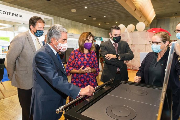 El presidente de Cantabria, Miguel Ángel Revilla, y el consejero de Obras Púbicas, Ordenación del Territorio y Urbanismo, José Luis Gochicoa, en el V Salón Inmobiliario de la Vivienda y Decoración de Cantabria