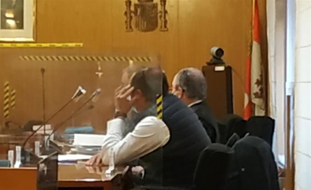 El agente de la Guardia Civil, en primer plano, durante la primera jornada del juicio con jurado iniciado en la Audiencia de Valladolid.