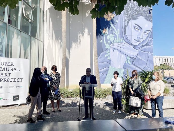 Dos nuevos murales de arte adornan los centros universitarios de Teatinos