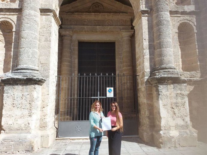 Representantes de Podemos en Jerez pidiendo que se declaren BIC dos conventos y cinco iglesias de Jerez.