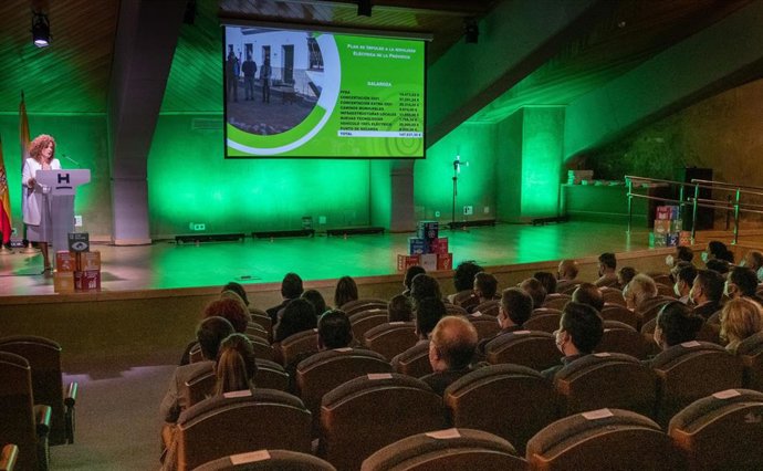 La presidenta de la Diputación de Huelva, María Eugenia Limón, presenta el  Plan de Movilidad Eléctrica para la adquisición de vehículos y puntos de recarga en la provincia.