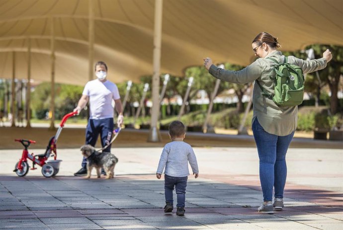 Archivo - Una familia pasean por el parque el primer día en el que los menores de 14 años pueden salir, en Huelva (Andalucía ,España) a 26 de abril de 2020.