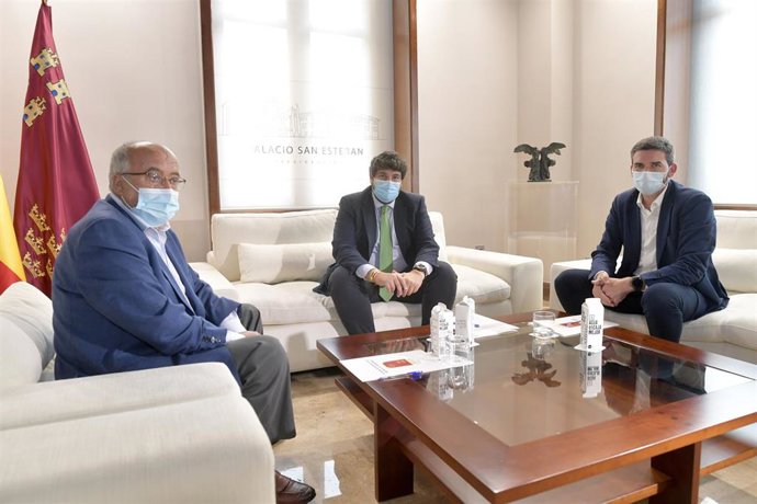 El presidente del Gobierno regional, Fernando López Miras, en un encuentro con el nuevo secretario general de COAG,  Miguel Padilla, y el el consejero de Agua, Agricultura, Ganadería, Pesca y Medio Ambiente, Antonio Luengo