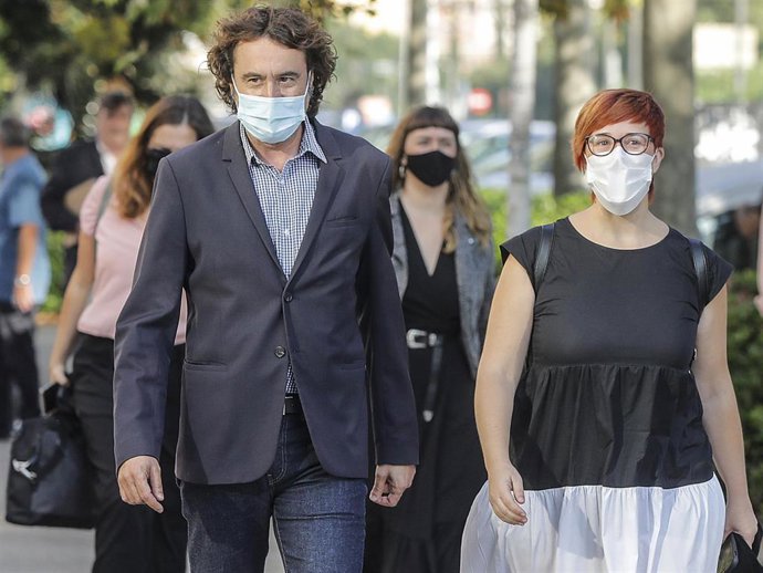 El director general de Política Lingüística de la consellleria de Educación de la Comunitat Valenciana, Rubén Trenzano (i), acompañado por la secretaria general de Més Compromís, gueda Micó