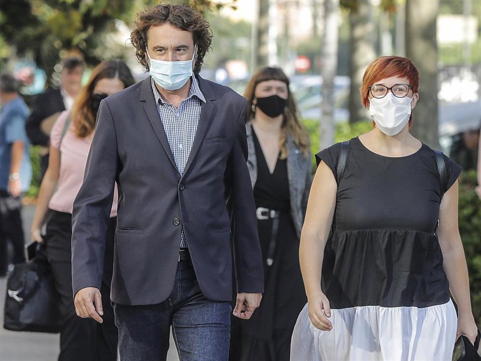 El director general de Política Lingüística de la consellleria de Educación de la Comunitat Valenciana, Rubén Trenzano (i), acompañado por la secretaria general de Més Compromís, gueda Micó