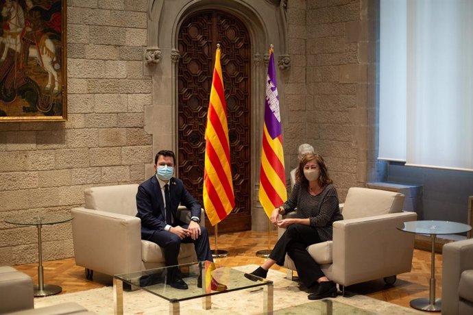 El president de la Generalitat, Pere Aragons, durant la trobada amb la presidenta de les Balears, Francina Armengol, al Palau de la Generalitat