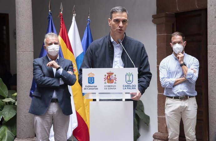 El presidente del Gobierno, Pedro Sánchez, ofrece declaraciones a los medios, después de presidir la reunión del Comité Director del Plan Especial de Protección Civil y Atención de Emergencias por Riesgo Volcánico en La Palma
