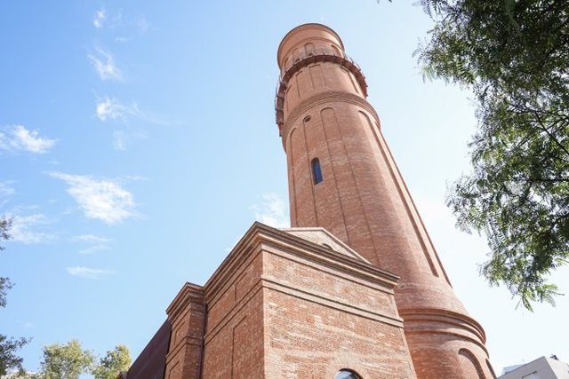 Barcelona celebra la rehabilitación de la Torre de les Aigües para la memoria industrial de la ciudad.