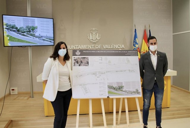 La vicealcaldesa de València y edil de Desarrollo y Renovación Urbana, Sandra Gómez, y el alcalde de Mislata, Carlos Fernández Bielsa, presentan el proyecto de reforma de la conexión entre ambas poblaciones.