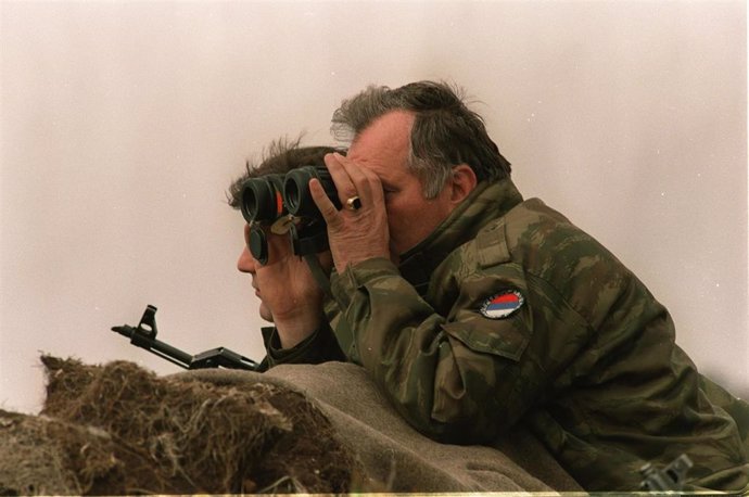 Archivo - Imagen de archivo del excomandante serbobosnio Ratko Mladic durante la guerra de Bosnia 