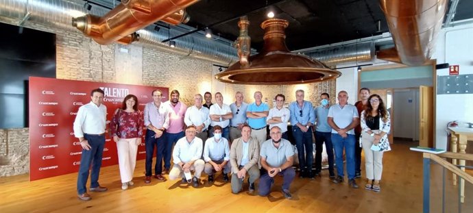 Agricultores y representantes del grupo Manzanilla Olive visitan la fábrica de Heineken Sevilla y Factoría Cruzcampo.
