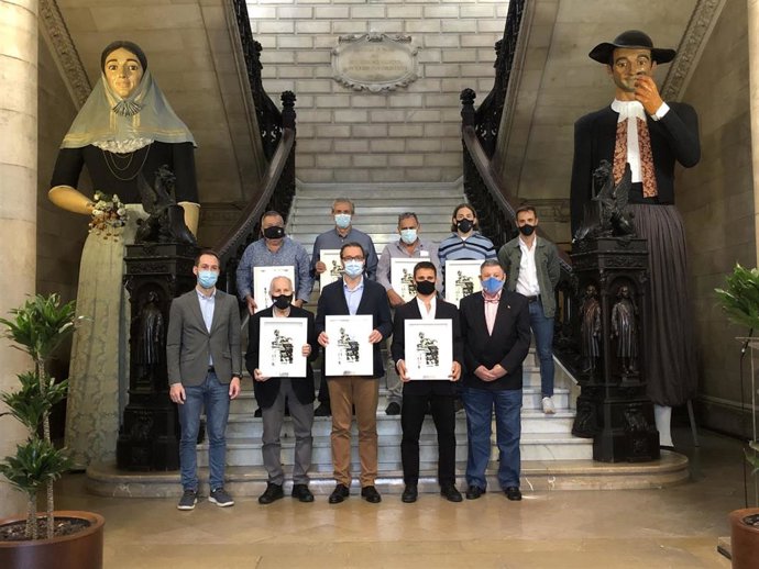 El alcalde de Palma, José Hila, y los jugadores del España Hockey Club durante el acto de homenaje.