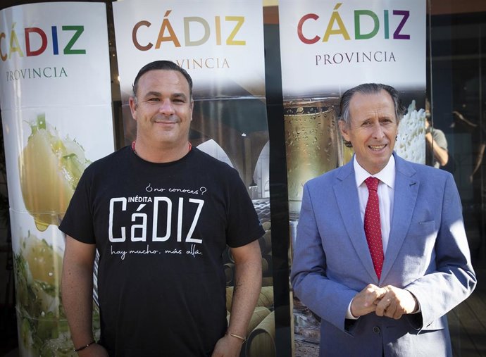 El vicepresidente primero de la Diputación de Cádiz y responsable del Patronato Provincial de Turismo, José María Román, y el cocinero Ángel Léon.