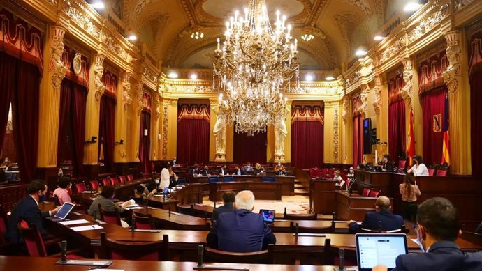 Comisión General de Consells Insulars celebra una sesión en el Parlament.