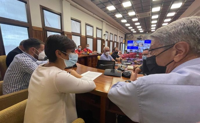 La ministra de Política Territorial, Isabell Rodríguez, conversa con el consejero de Seguridad del Gobierno de Canarias, Julio Pérez, en una reunión en La Palma con el Cabildo y los ayuntamientos afectados por la erupción