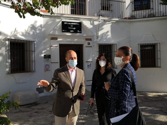 La delegada territorial de Turismo de la Junta en Cádiz, María Jesús Herencia, durante su visita a Grazalema.