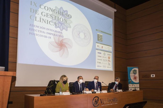 El consejero de Sanidad, Miguel Rodríguez, participa en la sesión de debate con los consejeros de Castilla y León, Verónica Casado, y Galicia, Julio García Comesaña, en el marco del IX Congreso de Gestión Clínica.