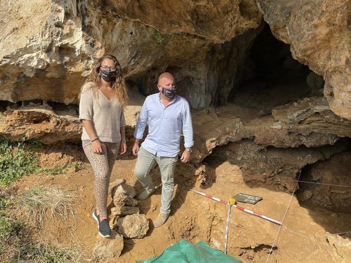 El concejal de Cultura y Patrimonio de Camargo, José Salmón, y la directora general de Patrimonio Cultural y Memoria Histórica de Cantabria, Zoraida Hijosa, visitan la Cueva de El Mazo.