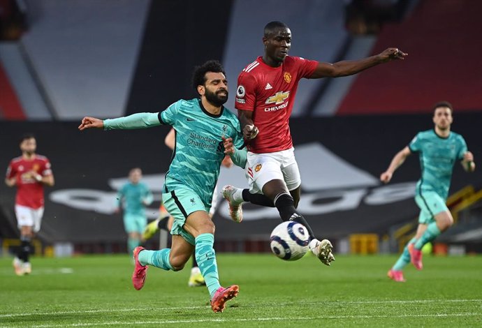 Archivo - 13 May 2021, United Kingdom, Manchester: Liverpool's Mohamed Salah (L) and Manchester United's Eric Bailly battle for the ball during the English Premier League soccer match between Manchester United and Liverpool at Old Trafford. Photo: Micha