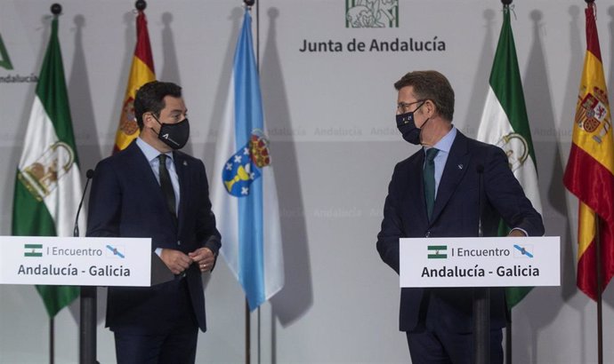 El presidente de la Junta, Juanma Moreno (i) y el presidente de la Xunta de Galicia, Alberto Núñez Feijóo (d), comparecen ante los medios en el I Encuentro Andalucía-Galicia. A 22 de octubre de 2021, en Sevilla (Andalucía, España).