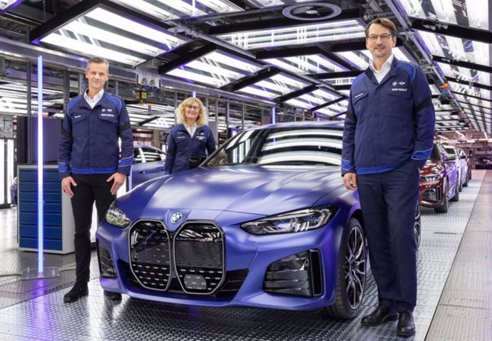 El primer BMW i4 eléctrico producido en serie ha salido este viernes de las líneas de producción de la planta de BMW Group en Múnich.