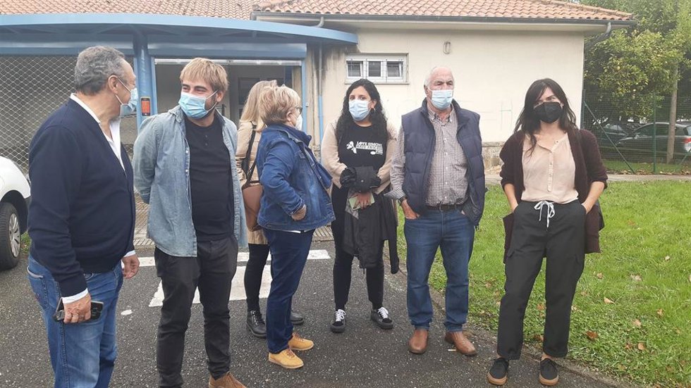 La portavoz de Podemos-Equo Xixón, Laura Tuero, y otros representantes de Podemos Asturies, como su secretario general, Daniel Ripa, junto a miembros de la asociación de vecinos de La Camocha, en Gijón