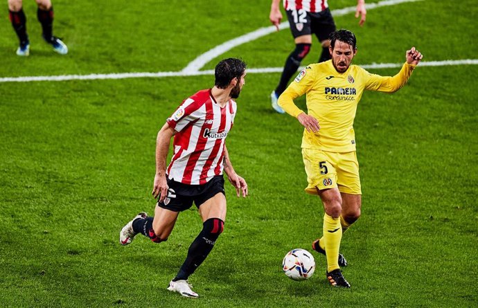 Archivo - Dani Parejo corta un balón ante Raúl García en el Athletic Club-Villarreal de LaLiga Santander 2020-2021