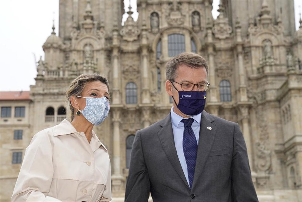 Archivo - El presidente de la Xunta, Alberto Núñez Feijóo, y la vicepresidenta segunda del Gobierno y ministra de Trabajo, Yolanda Díaz, a su llegada una reunión entre ambos, a 17 de septiembre de 2021, en Santiago de Compostela, A Coruña, Galicia, (Esp