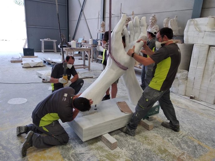 Elaboración de la escultura del aplauso del covid-19.