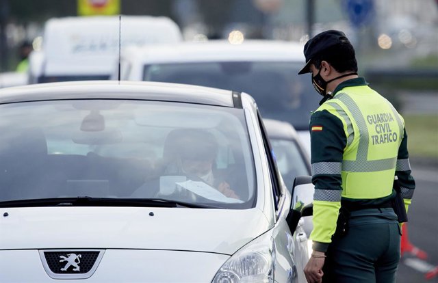 Archivo - Arxiu - Un agent de la Guàrdia Civil demana la documentació a un conductor durant l'estat d'alarma