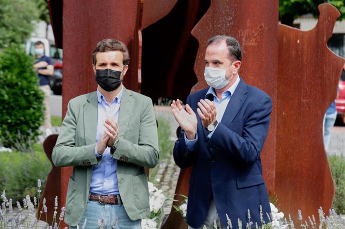Archivo - El presidente del PP vasco, Carlos Iturgaiz, y el presidente del PP, Pablo Casado, durante la clausura de la Escuela de Verano Miguel Ángel Blanco, a 11 de julio de 2021, en Ermua, Euskadi (España). 