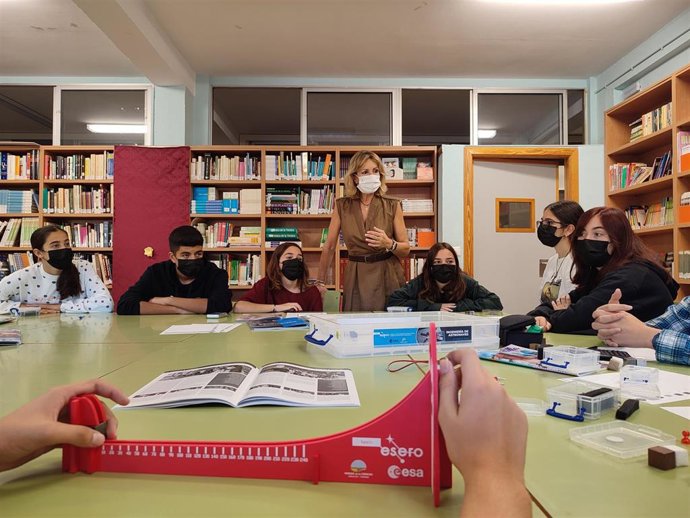 La delegada de Educación y Deporte, Inmaculada Troncoso, durante su visita a un centro educativo.